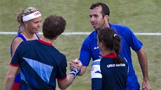 GRATULUJEME. etí tenisté Lucie Hradecká a Radek tpánek gratulují britskému