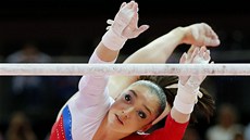 Ruská gymnastka Alija Mustafinová bhem cviení na bradlech na olympijských