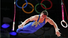 VUDE SAMÉ KRUHY. Brazilský gymnasta Arthur Nabarrete Zanetti cvií na kruzích,