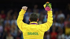 Brazilský gymnasta Arthur Nabarrete Zanetti slaví zlatou medaili z cviení na