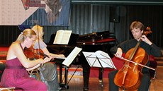 Kosovsko-rakouské hudební trio v Pritin