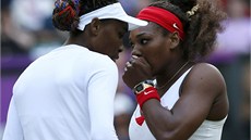 Serena a Venus Williamsové bhem semifinálového duelu olympijského turnaje