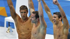 DALÍ ZLATO. Matthew Grevers, Brendan Hansen a Michael Phelps se radují