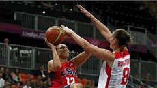 Americká basketbalistka Diana Taurasiová se snaí zakonit pes eku Ilonu