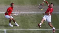 ZA HELVÉTSKÝ KÍ. Stanislas Wawrinka (vpravo) a Roger Federer v olympijské