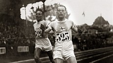 12 medailí - finský běžec Paavo Nurmi (vpravo) 12 medailí - finský běžec Paavo Nurmi (vpravo)