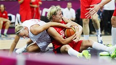 PRVNÍ VÝHRA. eské basketbalistky slaví první úspch na olympijském turnaji v Londýn. Zdolaly Chorvatsko.