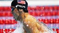 Americký plavec Michael Phelps v semifinále polohového závodu na 200 metr (1....