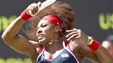 Amerianka Serena Williamsová pi finálovém utkání s Ruskou Marií arapovovou.