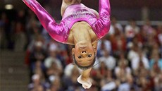 Americká gymnastka Gabrielle Douglasová pi své olympijské sestav na kladin