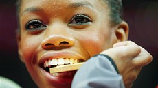 Amerianka Gabrielle Douglasová se svou zlatou medailí za týmovou gymnastiku