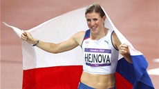 Olympijskou medaili oslavila Zuzana Hejnová s eskou vlajkou. Mávala s ní,