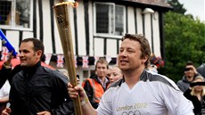 Jamie Oliver s olympijskou pochodní ve svém rodném Essexu.