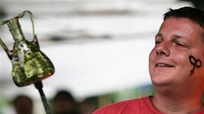 Tavení skla dřevem v Deštném v Orlických horách, na snímku sklář Radek Šauer z... Tavení skla dřevem v Deštném v Orlických horách, na snímku sklář Radek Šauer z...