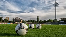 Nový trávník na hradeckém stadionu v Malšovicích (2. 8. 2012) Nový trávník na hradeckém stadionu v Malšovicích (2. 8. 2012)