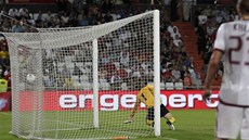 Gólman Tischler z vídeské Admiry práv inaksuje gól od sparana Kweukeho.