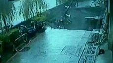 Na Tchaj-wanu se propadla silnice a pohltila chodce. Na Tchaj-wanu se propadla silnice a pohltila chodce.