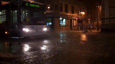 Přes České Budějovice se v neděli večer přehnala další silná bouřka. Přes České Budějovice se v neděli večer přehnala další silná bouřka.