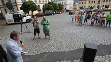 Demonstrace ve Varnsdorfu svolaná Lukáem Kohoutem. Zúastnil se i senátor Jií