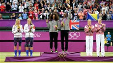 NA STUPNÍCH VÍTZ. eské tenistky (vlevo) se stíbrnými medailemi na stupních...