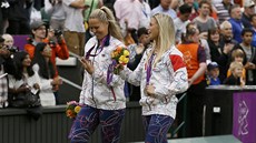 V HOLINKÁCH. eské tenistky Lucie Hradecká (vlevo) a Andrea Hlaváková si pro...