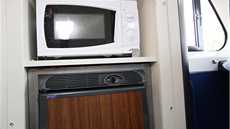 Jedna kabina strojvedoucího je vybavena malou chladnikou a mikrovlnou troubou
