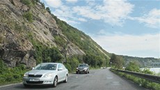 Skála u Vraného nad Vltavou je nebezpečná pro auta i cyklisty jedoucí po... Skála u Vraného nad Vltavou je nebezpečná pro auta i cyklisty jedoucí po...