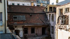 Historický dm vedoucí do Soukenické ulice chce jeho majitel opravit a udlat v nm byty.