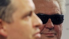 Miloš Zeman měl na první prezidentské debatě na očích stále tmavé brýle. Miloš Zeman měl na první prezidentské debatě na očích stále tmavé brýle.