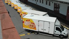 Těmito velkými dodávkami rozváží United Bakeries pečivo každé ráno. Těmito velkými dodávkami rozváží United Bakeries pečivo každé ráno.