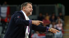 SEM TO HRAJ! eský trenér Lubor Blaek diriguje basketbalistky.