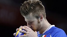 Italský volejbalový reprezentant Ivan Zaytsev líbá mí.