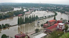 Povodn 2002. Praha Podbaba, istírna odpadních vod, Vltava