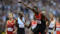 OSLAVA. Bec David Rudisha z Keni slaví olympijské zlato a nový svtový rekord