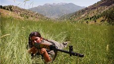 lenka PKK se úastní cviení v horách iráckého Kurdistánu (23. ervna 2012)