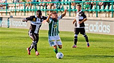 Nicolas Šumský (uprostřed) z Bohemians 1905 v souboji s parmským soupeřem. Nicolas Šumský (uprostřed) z Bohemians 1905 v souboji s parmským soupeřem.
