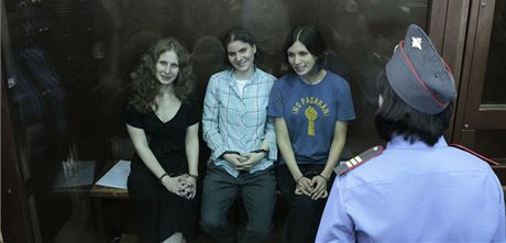 lenky ruské punkové kapely Pussy Riot poté, co si u moskevského soudu
