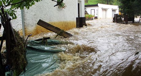 Voda z potoka se v Hoe Svat Kateiny po detch 12. srpna 2002 vylila z beh.