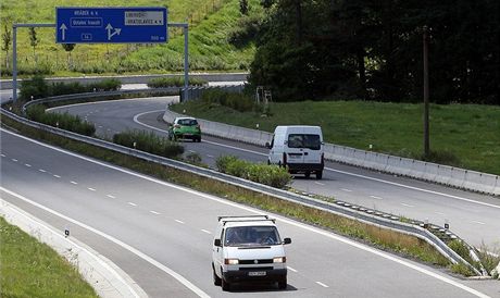 Po silnici na Jablonec by se podle návrhu ministerstva dopravy mohlo u pítí