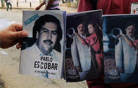 Mladíci v Medellínu ukazují práv poízená alba s Pablem Escobarem (8. srpna...