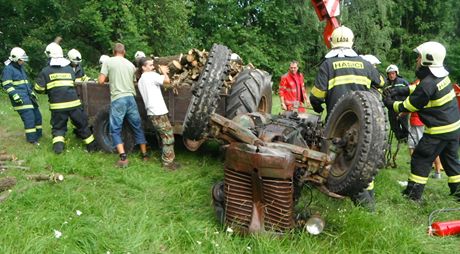 Hasii v nedli vyproovali mue, kterého pimákl traktor.