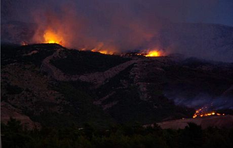 Ohn dlouho zuily také kvli boui, která neumoovala zásah hasiských letadel a vrtulník.