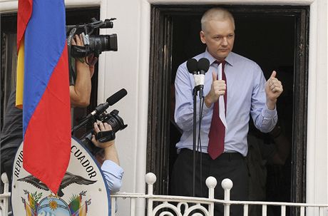 Zakladatel serveru WikiLeaks Julian Assange z balkonu ekvádorské ambasády v...