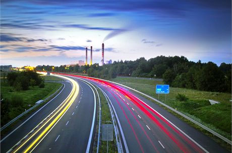 Silnice mezi Hradcem a Pardubicemi mí 17 kilometr, vyí povolená rychlost bude platit jen na estikilometrovém úseku.