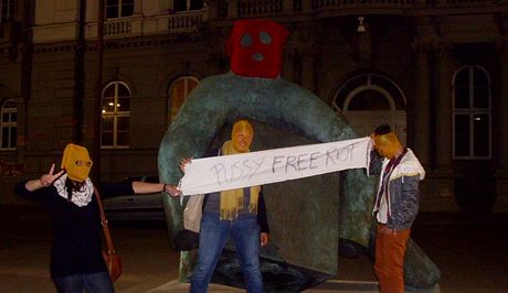 Protest tí dívek proti trestu pro ruskou skupinu Pussy Riot. (18. srpna 2012)