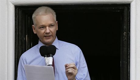 Julian Assange pednáí své prohláení na balkon ekvádorské ambasády v...
