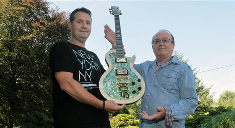 Výrobce kytar Martin vehla z Tebíe (vlevo) pivezl novou kytaru k Petru