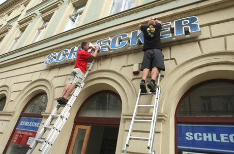 Z prodejen Schlecker, k nim se pipojí ást naich stávajících obchod, vznikne nová sí 190 modrých drogerií Teta kosmetika.