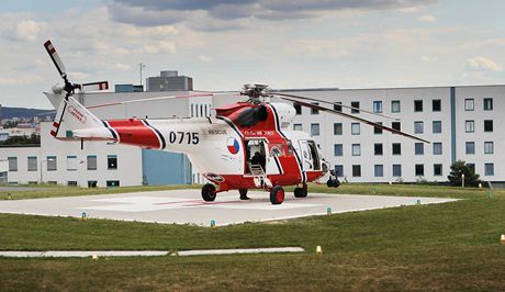 Vrtulník záchranné sluby mue pepravil na popáleninové centrum do Prahy. Ilustraní snímek