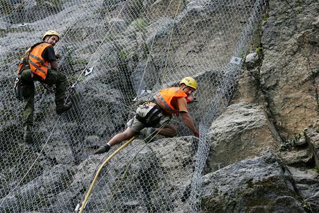 Rozsáhlé zajitní skalních masív v Lokti provádjí v souasné dob lidé z